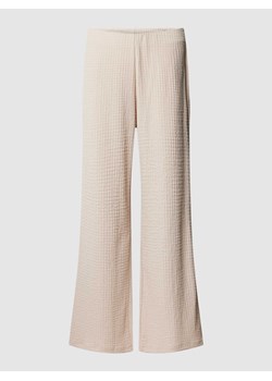 Spodnie materiałowe o rozkloszowanym kroju z fakturowanym wzorem ze sklepu Peek&Cloppenburg  w kategorii Spodnie damskie - zdjęcie 169520258
