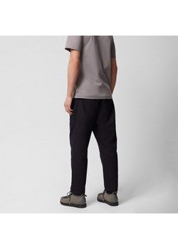 Męskie spodnie casual Outhorn OTHWSS24TTROM632 - czarne ze sklepu Sportstylestory.com w kategorii Spodnie męskie - zdjęcie 169521879