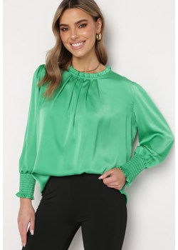 Zielona Bluzka z Lekko Rozszerzanym Dołem i Ozdobnymi Marszczeniami Faelwenia ze sklepu Born2be Odzież w kategorii Bluzki damskie - zdjęcie 169539788