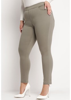 Ciemnozielone Spodnie Regular z Elastyczną Talią i Wsuwanymi Kieszonkami Astridda ze sklepu Born2be Odzież w kategorii Spodnie damskie - zdjęcie 169553156