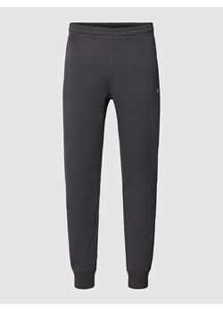 Spodnie dresowe o kroju regular fit z elastycznym pasem ze sklepu Peek&Cloppenburg  w kategorii Spodnie męskie - zdjęcie 169558086