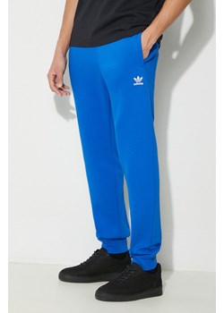 adidas Originals spodnie dresowe Essential Pant kolor niebieski gładkie IR7806 ze sklepu PRM w kategorii Spodnie męskie - zdjęcie 169564639