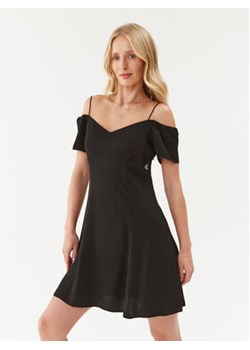 Calvin Klein Jeans Sukienka codzienna J20J221073 Czarny Regular Fit ze sklepu MODIVO w kategorii Sukienki - zdjęcie 169588235