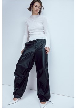 H & M - Powlekane spodnie spadochronowe - Czarny ze sklepu H&M w kategorii Spodnie damskie - zdjęcie 169599547