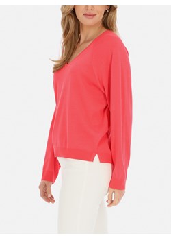Koralowy sweter damski z dekoltem w serek Red Button Fay ze sklepu Eye For Fashion w kategorii Swetry damskie - zdjęcie 169600697