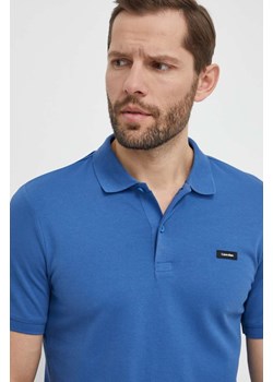 Calvin Klein polo męski kolor niebieski gładki ze sklepu ANSWEAR.com w kategorii T-shirty męskie - zdjęcie 169601359