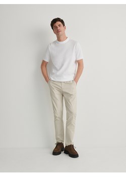Reserved - Spodnie chino regular - beżowy ze sklepu Reserved w kategorii Spodnie męskie - zdjęcie 169606729