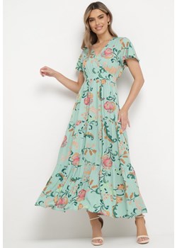 Zielona Rozkloszowana Sukienka Maxi z Wiskozy w Kwiaty z Kopertowym Dekoltem Ilitta ze sklepu Born2be Odzież w kategorii Sukienki - zdjęcie 169616528