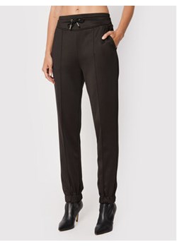 Guess Spodnie dresowe W2YB02 KB7K2 Czarny Regular Fit ze sklepu MODIVO w kategorii Spodnie damskie - zdjęcie 169625788