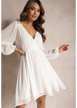 Biała Sukienka z Gumką w Talii i Kopertowym Dekoltem Ozodbiona Cyrkoniami Razamma ze sklepu Renee odzież w kategorii Sukienki - zdjęcie 169629088