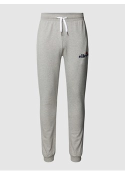 Spodnie dresowe z wyhaftowanym logo model ‘NIORO’ ze sklepu Peek&Cloppenburg  w kategorii Spodnie męskie - zdjęcie 169631857