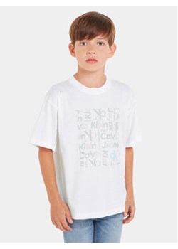 Calvin Klein Jeans T-Shirt Inst Ck Aop IB0IB02106 Biały Boxy Fit ze sklepu MODIVO w kategorii T-shirty chłopięce - zdjęcie 169634459