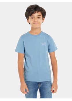 Calvin Klein Jeans T-Shirt Stack Logo IB0IB01319 M Niebieski Regular Fit ze sklepu MODIVO w kategorii T-shirty chłopięce - zdjęcie 169634835