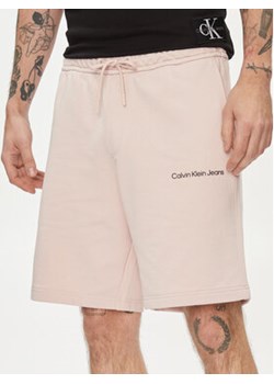 Calvin Klein Jeans Szorty sportowe Institutional J30J325133 Różowy Regular Fit ze sklepu MODIVO w kategorii Spodenki męskie - zdjęcie 169634985