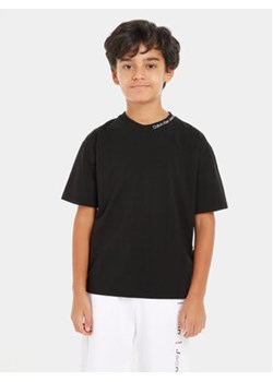 Calvin Klein Jeans T-Shirt Intrasia IB0IB02032 Czarny Relaxed Fit ze sklepu MODIVO w kategorii T-shirty chłopięce - zdjęcie 169635317