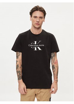 Calvin Klein Jeans T-Shirt Distrupted J30J325190 Czarny Regular Fit ze sklepu MODIVO w kategorii T-shirty męskie - zdjęcie 169635627