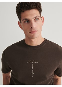 Reserved - T-shirt regular fit z nadrukiem - ciemnozielony ze sklepu Reserved w kategorii T-shirty męskie - zdjęcie 169640406