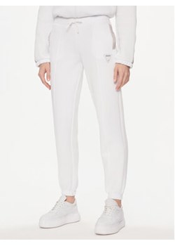 Guess Spodnie dresowe Kiara V4GB1 4FL04P Biały Regular Fit ze sklepu MODIVO w kategorii Spodnie damskie - zdjęcie 169647585