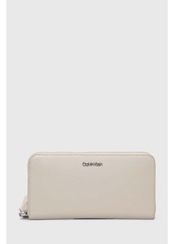 Calvin Klein portfel damski kolor beżowy ze sklepu ANSWEAR.com w kategorii Portfele damskie - zdjęcie 169649958