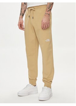 The North Face Spodnie dresowe Nse Light NF0A4T1F Beżowy Regular Fit ze sklepu MODIVO w kategorii Spodnie męskie - zdjęcie 169658015