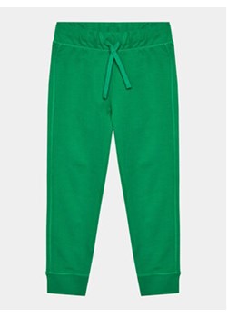 United Colors Of Benetton Spodnie dresowe 3BC1CF04P Zielony Regular Fit ze sklepu MODIVO w kategorii Spodnie chłopięce - zdjęcie 169658057