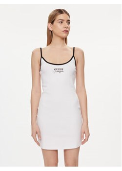 Guess Sukienka codzienna E4GK00 KBP41 Biały Slim Fit ze sklepu MODIVO w kategorii Sukienki - zdjęcie 169658137