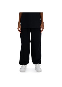 Spodnie New Balance WP41513BK - czarne ze sklepu streetstyle24.pl w kategorii Spodnie damskie - zdjęcie 169658857