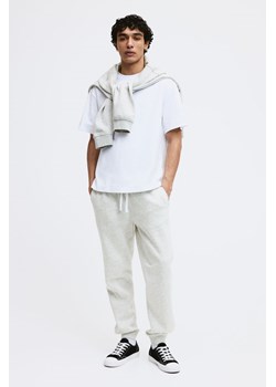 H & M - Spodnie dresowe Regular Fit - Szary ze sklepu H&M w kategorii Spodnie męskie - zdjęcie 169676226