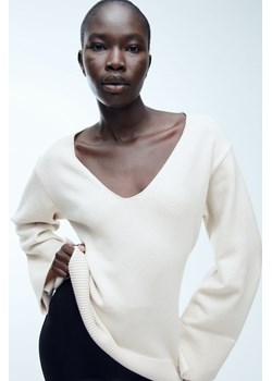 H & M - Sweter z dekoltem w serek - Beżowy ze sklepu H&M w kategorii Swetry damskie - zdjęcie 169677767