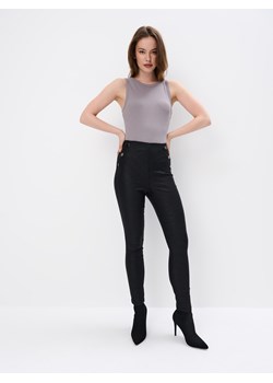 Mohito - Dopasowane wzorzyste spodnie - czarny ze sklepu Mohito w kategorii Spodnie damskie - zdjęcie 169682985