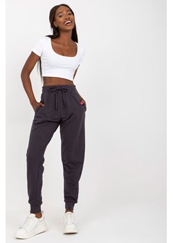 Grafitowe dresowe spodnie basic z kieszeniami ze sklepu 5.10.15 w kategorii Spodnie damskie - zdjęcie 169686727