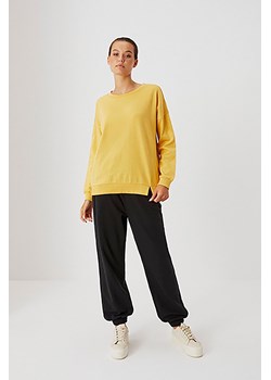 Bawełniana bluza z okrągłym dekoldem dla kobiet - żółta ze sklepu 5.10.15 w kategorii Bluzy damskie - zdjęcie 169686888