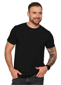 Klasyczny T-shirt męski idealny do casualowych stylizacji- czarny ze sklepu 5.10.15 w kategorii T-shirty męskie - zdjęcie 169688428
