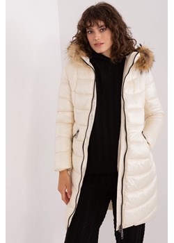 Jasnobeżowa pikowana kurtka zimowa z kapturem ze sklepu 5.10.15 w kategorii Kurtki damskie - zdjęcie 169689139