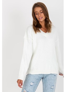 RUE PARIS Ecru sweter klasyczny z dekoltem V ze sklepu 5.10.15 w kategorii Swetry damskie - zdjęcie 169690795
