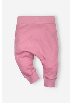 Różowe spodnie niemowlęce z bawełny dla dziewczynki ze sklepu 5.10.15 w kategorii Spodnie i półśpiochy - zdjęcie 169690797