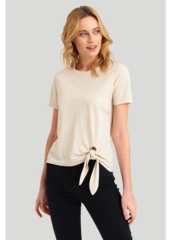 T-shirt damski z ozdobnym wiązaniem beżowy ze sklepu 5.10.15 w kategorii Bluzki damskie - zdjęcie 169691475