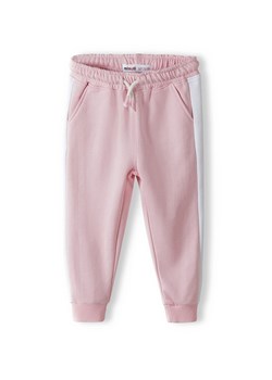 Różowe spodnie dresowe niemowlęce z białymi paskami ze sklepu 5.10.15 w kategorii Spodnie i półśpiochy - zdjęcie 169692129