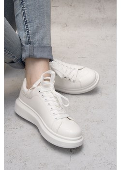 Buty damskie typu sneakersy białe ze sklepu 5.10.15 w kategorii Trampki damskie - zdjęcie 169693079