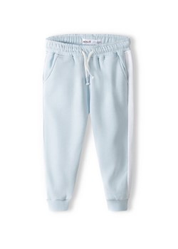 Błękitne spodnie dresowe niemowlęce z białymi paskami ze sklepu 5.10.15 w kategorii Spodnie i półśpiochy - zdjęcie 169693958