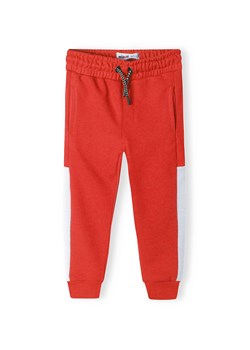 Czerwone spodnie dresowe niemowlęce z białymi paskami ze sklepu 5.10.15 w kategorii Spodnie i półśpiochy - zdjęcie 169695338