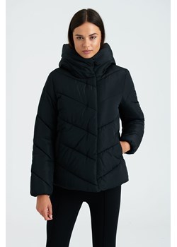 Czarna pikowana kurtka damska zimowa z kapturem ze sklepu 5.10.15 w kategorii Kurtki damskie - zdjęcie 169695378