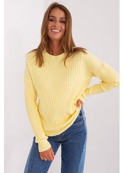 Jasnożółty damski sweter klasyczny we wzory ze sklepu 5.10.15 w kategorii Swetry damskie - zdjęcie 169697338