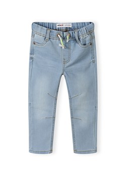 Jasne jeansy ze ściągaczem dla małego chłopca ze sklepu 5.10.15 w kategorii Spodnie chłopięce - zdjęcie 169700419