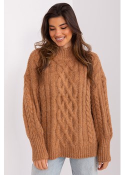 Camelowy sweter z warkoczami i ściągaczami ze sklepu 5.10.15 w kategorii Swetry damskie - zdjęcie 169700909
