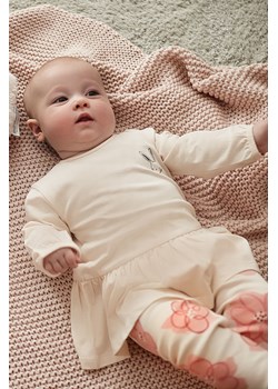 Beżowa bluzka niemowlęca z baskinką ze sklepu 5.10.15 w kategorii Kaftaniki i bluzki - zdjęcie 169701086
