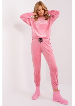Komplet welurowy ze spodniami różowy ze sklepu 5.10.15 w kategorii Dresy damskie - zdjęcie 169701208