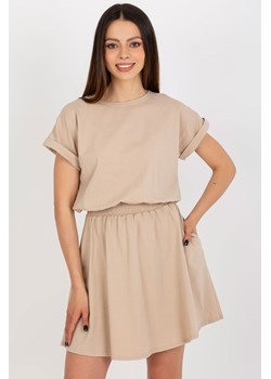 Beżowa sukienka basic z kieszeniami RUE PARIS ze sklepu 5.10.15 w kategorii Sukienki - zdjęcie 169701575
