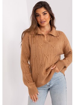 Camelowy sweter z warkoczami i kołnierzem ze sklepu 5.10.15 w kategorii Swetry damskie - zdjęcie 169702849