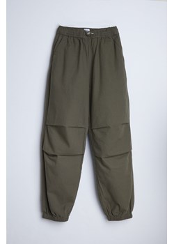 Zielone spodnie młodzieżowe - joggery - unisex - 
Limited Edition ze sklepu 5.10.15 w kategorii Spodnie dziewczęce - zdjęcie 169704556